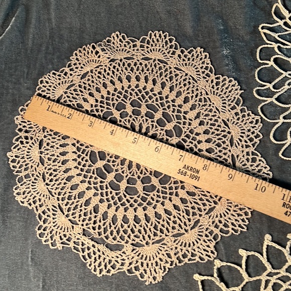 Set/3 VTG Round Doilies - Picture 6 of 7
